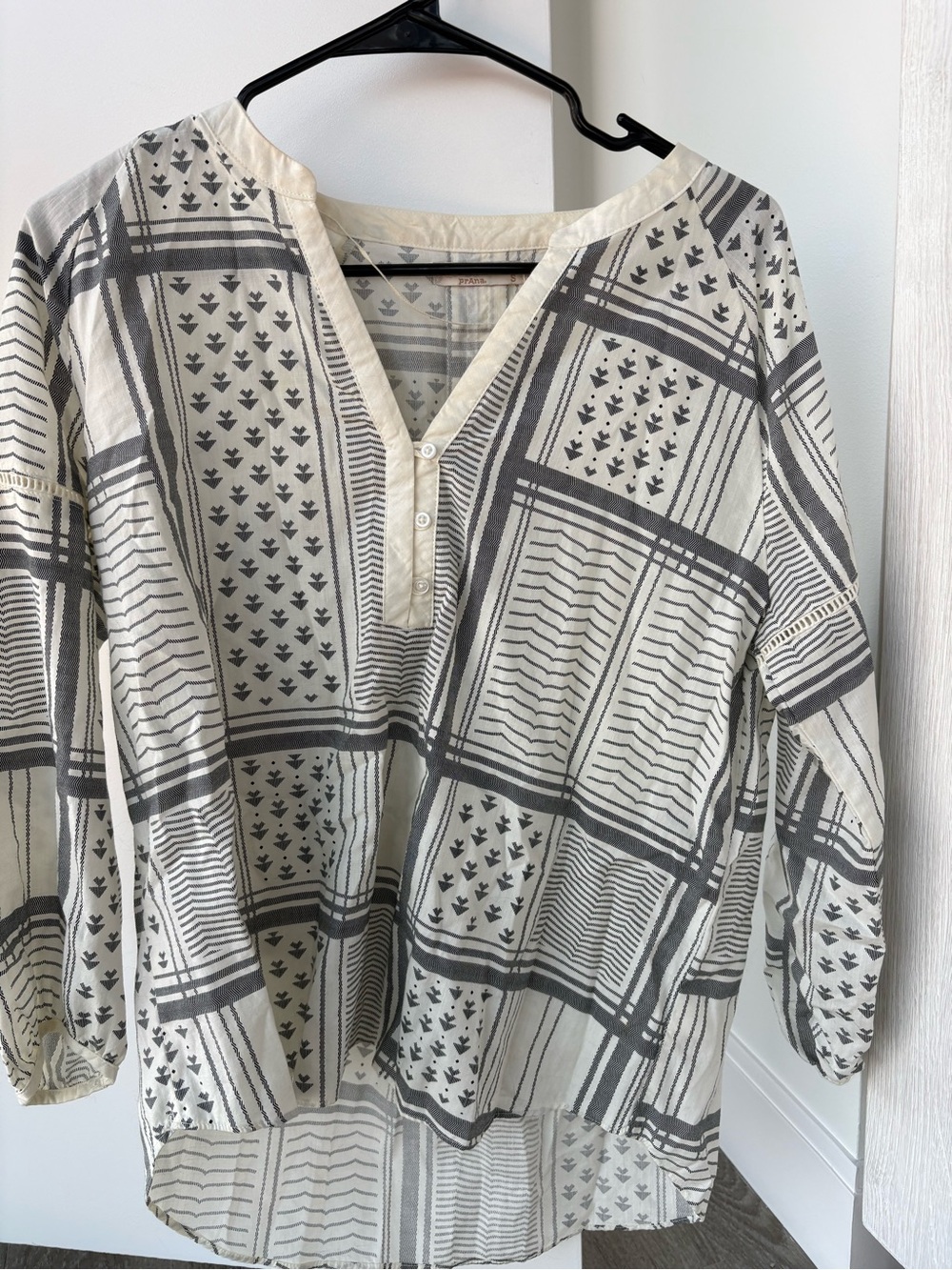 Women's Cream and Gray Patterned V-Neck Long Sleeve Top